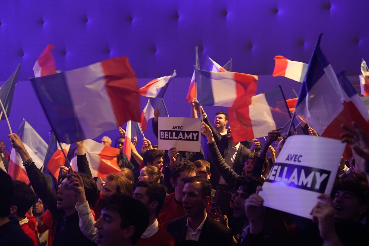 La jeunesse de droite est présente aux Docks de Paris pour soutenir @fxbellamy 💪 Le 9 juin, faites le choix d'une droite qui combat pour faire gagner la France 🇫🇷 #AvecBellamy