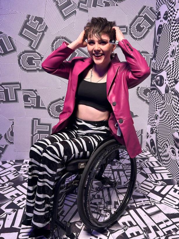 SPINALpedia's tweet photo. Lauren Rowles, a Paralympic rower, mom-to-be, and proud LGBTQ athlete from London, UK. Follow her at https://t.co/7uJpBIzktE #paraplegic #adaptiverowing #spinalcordinjury https://t.co/oHIiF7lLWv