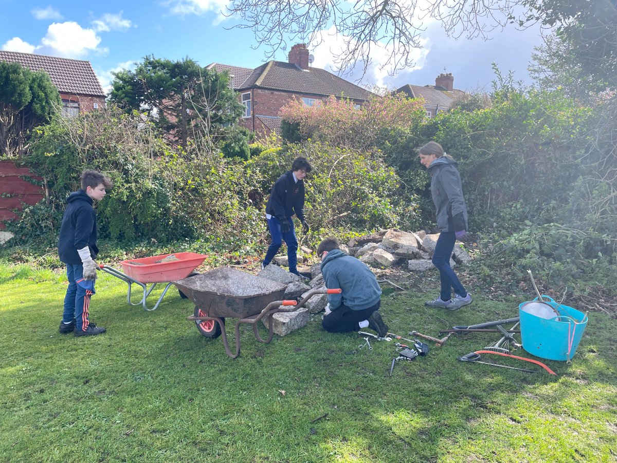 Great start to the #GetSetWeekend at @SouthWestMcrCC 📍 The team of club members and volunteers were joined by @tomhartley100 prepping the club for the season ahead🙌