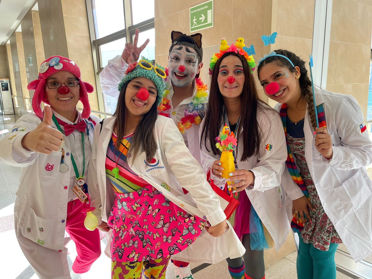 La Dra. Pinika y la Dra. Pelusa, integrantes de nuestros queridos <a href="/Clowntagiosos/">Clowntagiosos🤡🇨🇱♥️</a> recorrieron varias unidades del <a href="/hospitalpm/">Hospital Puerto Montt Dr. Eduardo Schütz Schroeder</a>, presentando a sus nuevos miembros: Dra. Vianesa, Dr. Tanooki y Dra. Pirarosa, que se integran para entregar momentos de risa y alegría a nuestros usuarios