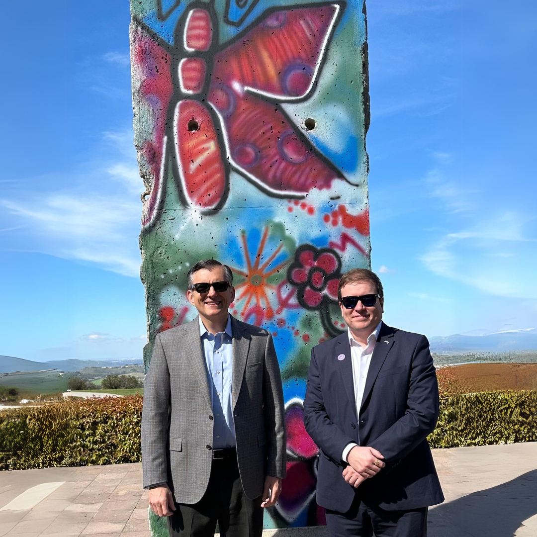 Great to host Finland's @VilleTavio at the Reagan Library! After seeing this piece of the Berlin wall, he and #ronaldreagan CEO @DavidTrulio discussed shared values of #freedom & #democracy and #peace through strength, and the significance of Finland’s joining #NATO. #Finland