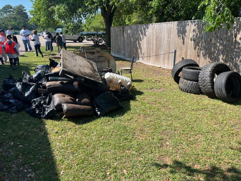 Community Service organization @Hall_AISD has been working hard early this beautiful Saturday morning cleaning Harris County bayous with Houston Trash Bash! #HSAKeys4Success