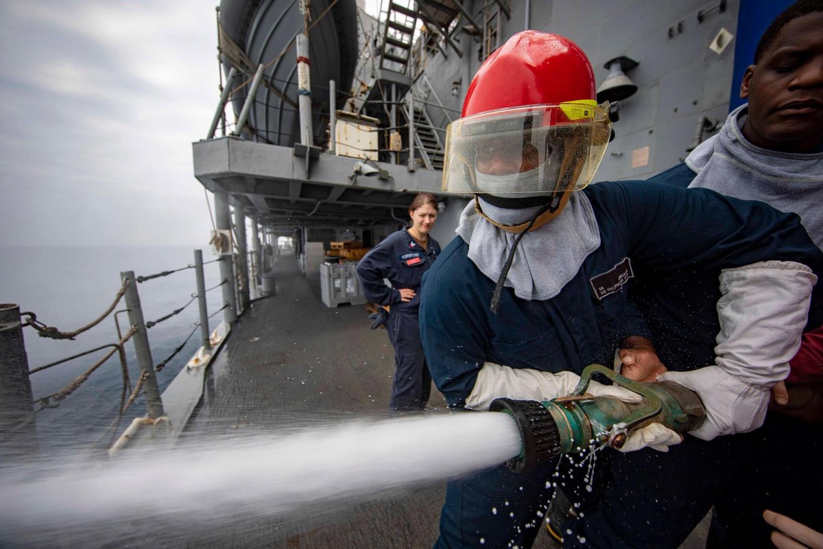 #FireSaftey 🔥🧯💦
 
Sailors engage a simulated fire during a general quarters drill aboard USS Philippine Sea (CG 58) in the Red Sea.
 
📸: MC2 Mo Bourdi
 
#NavalSafety #USSPhilippineSea #GeneralQuarters #Readiness