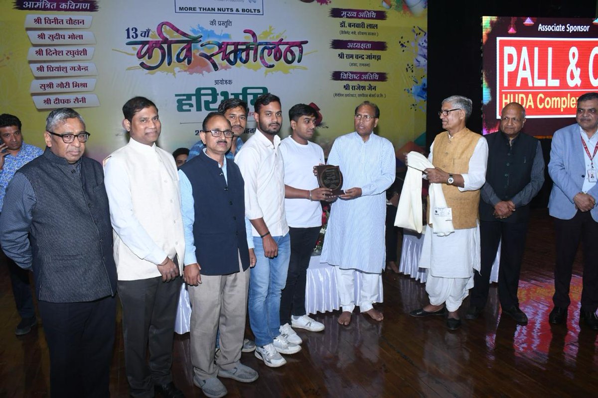Parmana75684584's tweet photo. Proud to be a part of MSC (Medical service centre) Rohtak unit.
MSC is volunteer social service organisation.

Honoured by cabinet minister in Hari Bhoomi Kavi Sammelan in PGIMS ROHTAK on 22 March, 24
@DrBanwariLal5
@MSCrohtakunit

#MedTwitter 
#socialservice
#HelpingHand https://t.co/8aa0b1qBNI
