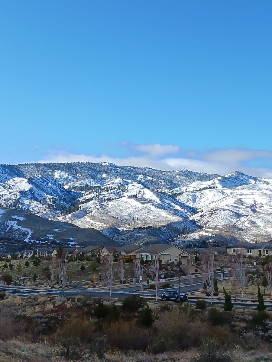 rrobertrob1's tweet photo. A dusting of snow in the mountains this morning https://t.co/tRinJFVrjJ