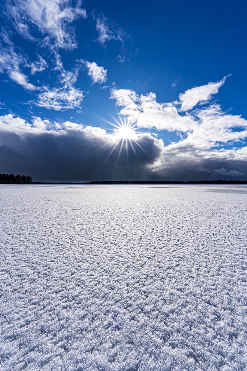 Lunta satanut taivaan täydeltä❄️ Sitten yllättäen: ”Hei, Valonkantaja☀️” Leppoisaa iltaa✨! #SunnyDays