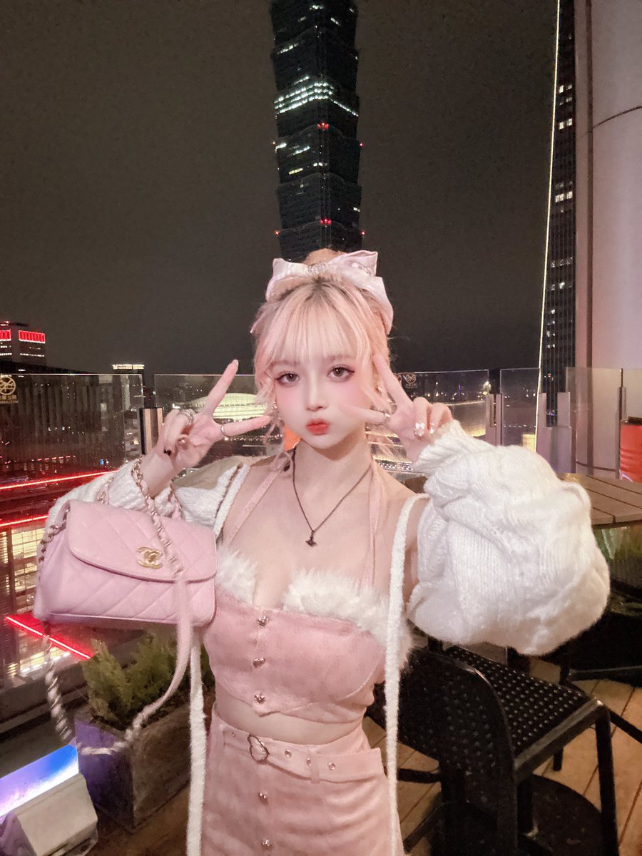 3/23祝我自己生日快樂
覺得我的生日真的是個好日子
希望永遠快樂健康但也不要活到很老😂
很開心這幾個月狀況好很多了
不再做出任何傷害自己的事情
雖然偶爾情緒調節還是要加油
（尤其是經前症候群真的謝謝…）
但是身邊的人都覺得我已經不再是從前的我
也往前走了很多
其實到最近才曉得在生命中並不是那麼多人真正在乎自己
所以也盡量學著別去在意別人的看法
因為再怎麼生氣反駁也不會改變什麼
如果我生氣就等於他們很重要吧？
可是說真的他們一點都不重要
把自己的快樂丟掉讓不重要的人佔據我的腦袋窮生氣有什麼用
所以正在努力學習不讓任何人影響我
（但是要看情況，有時候被欺負還是要罵回去謝謝）
而為了不要內耗自己我選擇避開很多人事物
但也發現其實自己一個是最自在的
因為我不太會說話也不想處理人際關係
朋友也只要一兩個會聯絡的就夠了
總之希望未來可以不再內耗自己
學習各種不同的東西
找到另一個夢想然後努力去做💭
晚安💤