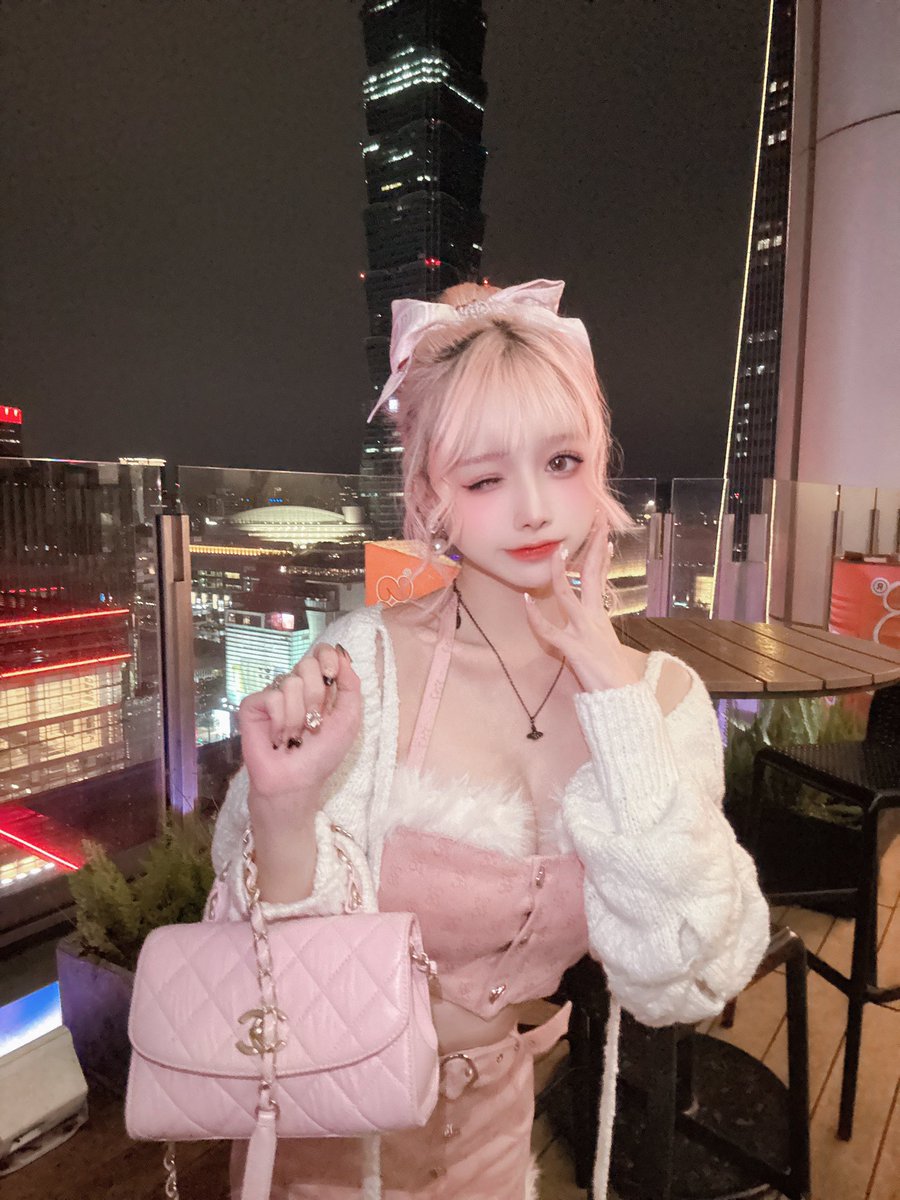 3/23祝我自己生日快樂
覺得我的生日真的是個好日子
希望永遠快樂健康但也不要活到很老😂
很開心這幾個月狀況好很多了
不再做出任何傷害自己的事情
雖然偶爾情緒調節還是要加油
（尤其是經前症候群真的謝謝…）
但是身邊的人都覺得我已經不再是從前的我
也往前走了很多
其實到最近才曉得在生命中並不是那麼多人真正在乎自己
所以也盡量學著別去在意別人的看法
因為再怎麼生氣反駁也不會改變什麼
如果我生氣就等於他們很重要吧？
可是說真的他們一點都不重要
把自己的快樂丟掉讓不重要的人佔據我的腦袋窮生氣有什麼用
所以正在努力學習不讓任何人影響我
（但是要看情況，有時候被欺負還是要罵回去謝謝）
而為了不要內耗自己我選擇避開很多人事物
但也發現其實自己一個是最自在的
因為我不太會說話也不想處理人際關係
朋友也只要一兩個會聯絡的就夠了
總之希望未來可以不再內耗自己
學習各種不同的東西
找到另一個夢想然後努力去做💭
晚安💤
