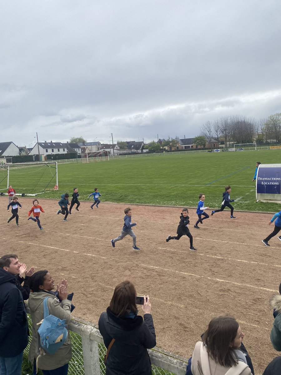 Les enfants cette semaine avant les adultes demain! Sur le territoire elbeuvien, les compétitions sportives commencent par les jeunes pousses. Un bel événement qui rencontre chaque année autant de succès. #elbeuf #caudebecleselbeuf #stpierreleselbeuf @SSottevillais76 #terredejeux