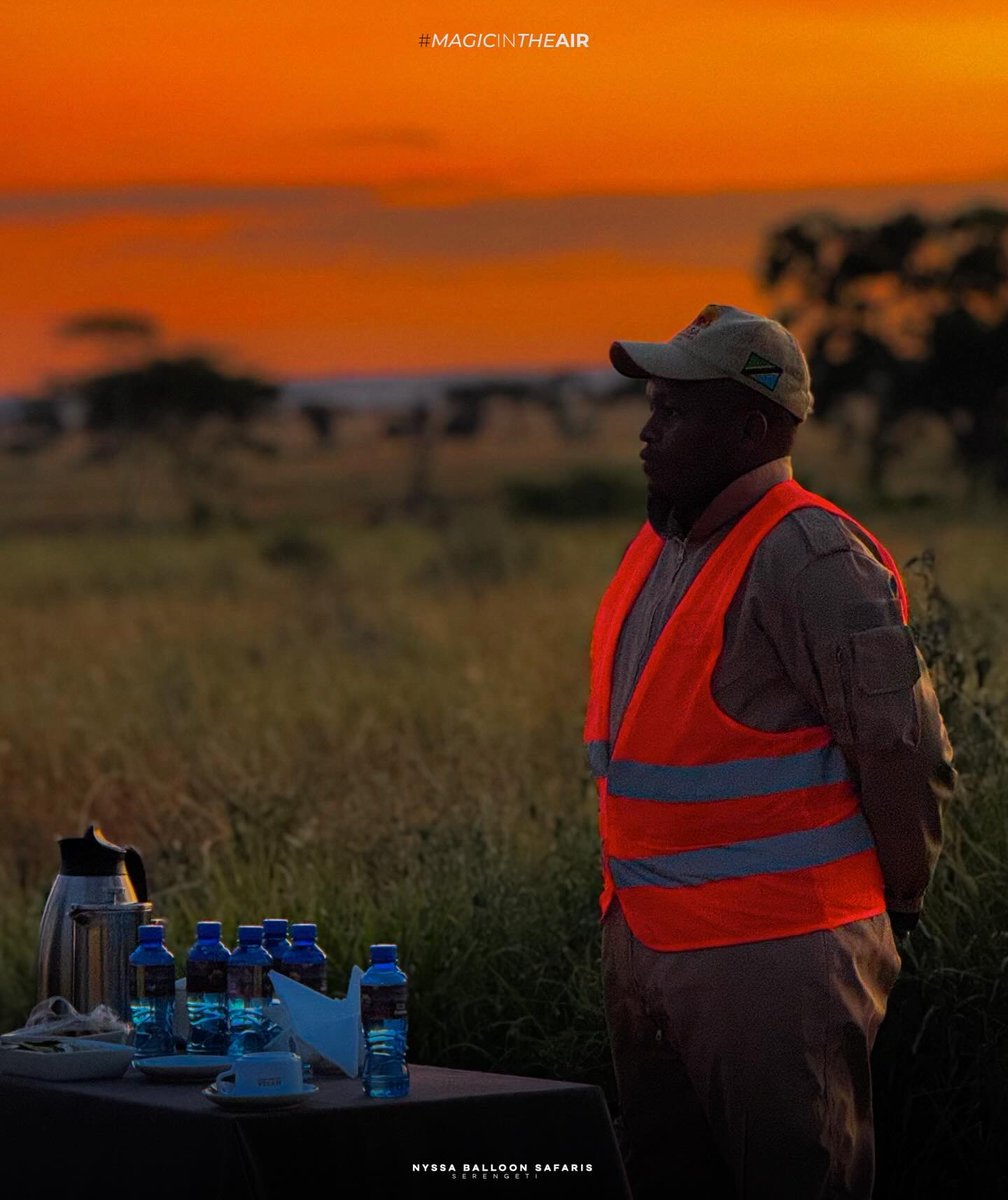 Starting our day in the Serengeti with coffee and cookies, watching the beautiful red and orange morning sky. This special view is where our balloon adventure begins. 
.
.
nyssaballoonsafaris.com
serengeti.com