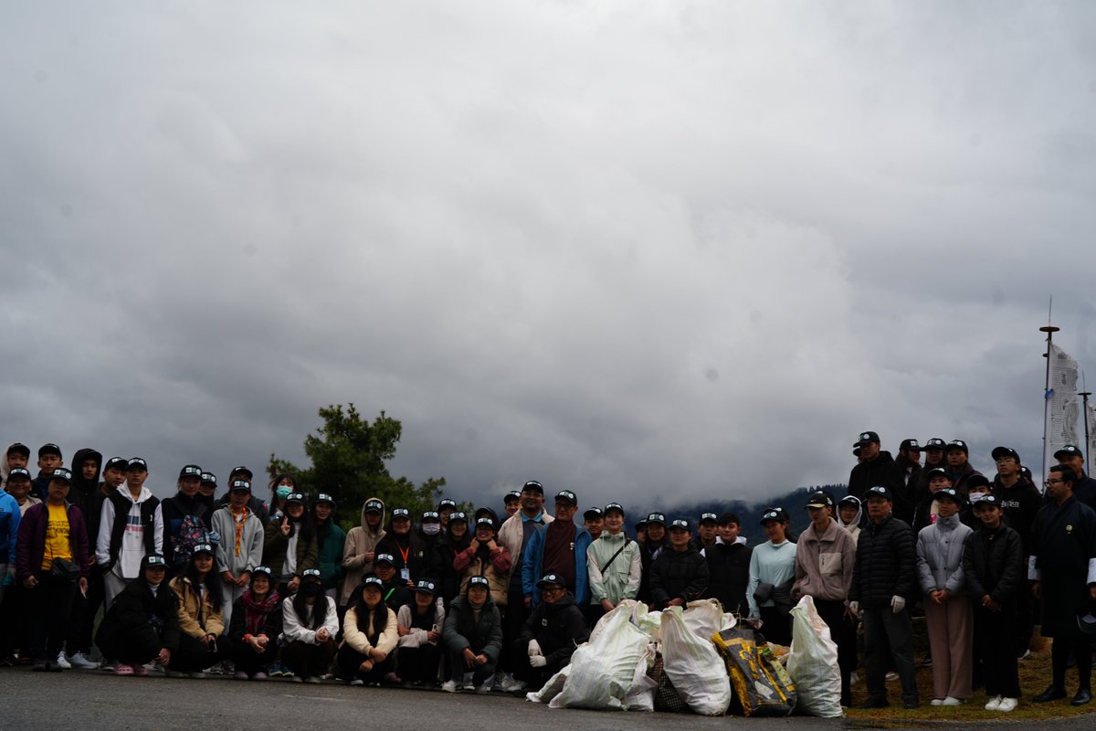 More than hundreds of youths and members from conservation organizations and members of central monastic body hiked up till Kuenselphodrang from Druk School to celebrate Earth Hour 2024 today. Read more: wwfbhutan.org.bt/?384436/Over-2…… #BiggestHourForEarth