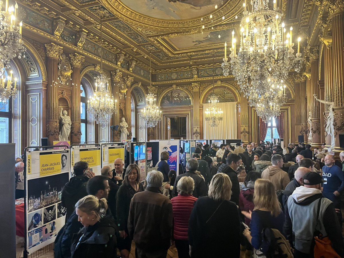 Le #PS20eme présent pour célébrer les 10 ans de transformation de @Paris à l'Hôtel de Ville ✊️🌹 Grâce à @Anne_Hidalgo et son équipe : 👉 205 rues aux écoles et 131 cours oasis aménagées 👉 + de 50KM de nouvelles pistes cyclables 👉 + de 155 000 arbres plantés 🌳