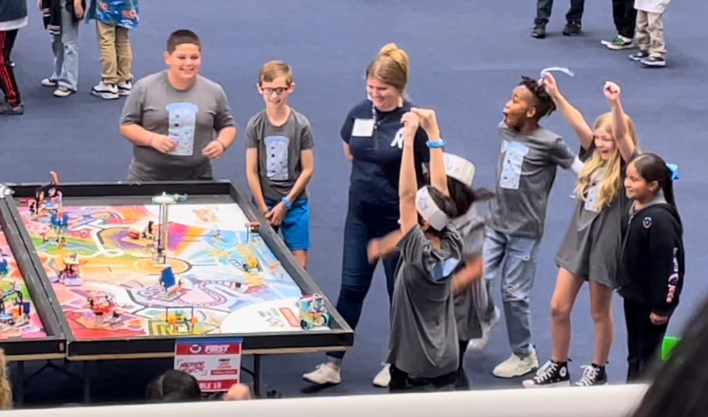 NISDMurnin's tweet image. What the feeling of SUCCESS looks like! Way to go Ultra Visual Artists!!! 😁#LegoRobotics @Ash_Santiago818 @Flores_STEM