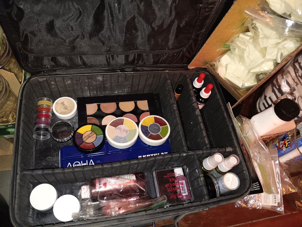 IamKingOpus's tweet photo. Putting together an SFX/Prop/Wardrobe work station. Got few SFX jobs coming up, but I'm down for more. if you need an SFX guy, let me know everything from special effects makeup to practical effects. #KingOpus #KingOpusProductions #SFX #SFXmakeup #SpecialFX #SpecialEffects #Props https://t.co/BzZXa9WG9F