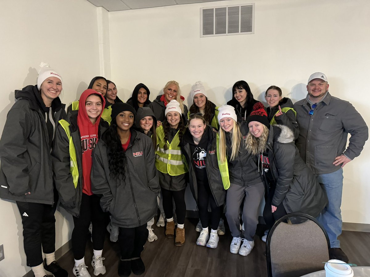 Our @NIUVolleyball student-athletes and NIU staff were out making a difference in the community this morning volunteering with @DeKalbParkDist! Last year Huskie student-athletes completed nearly 5,000 hours of community service and aim to surpass that mark in 2024 #GoHuskies