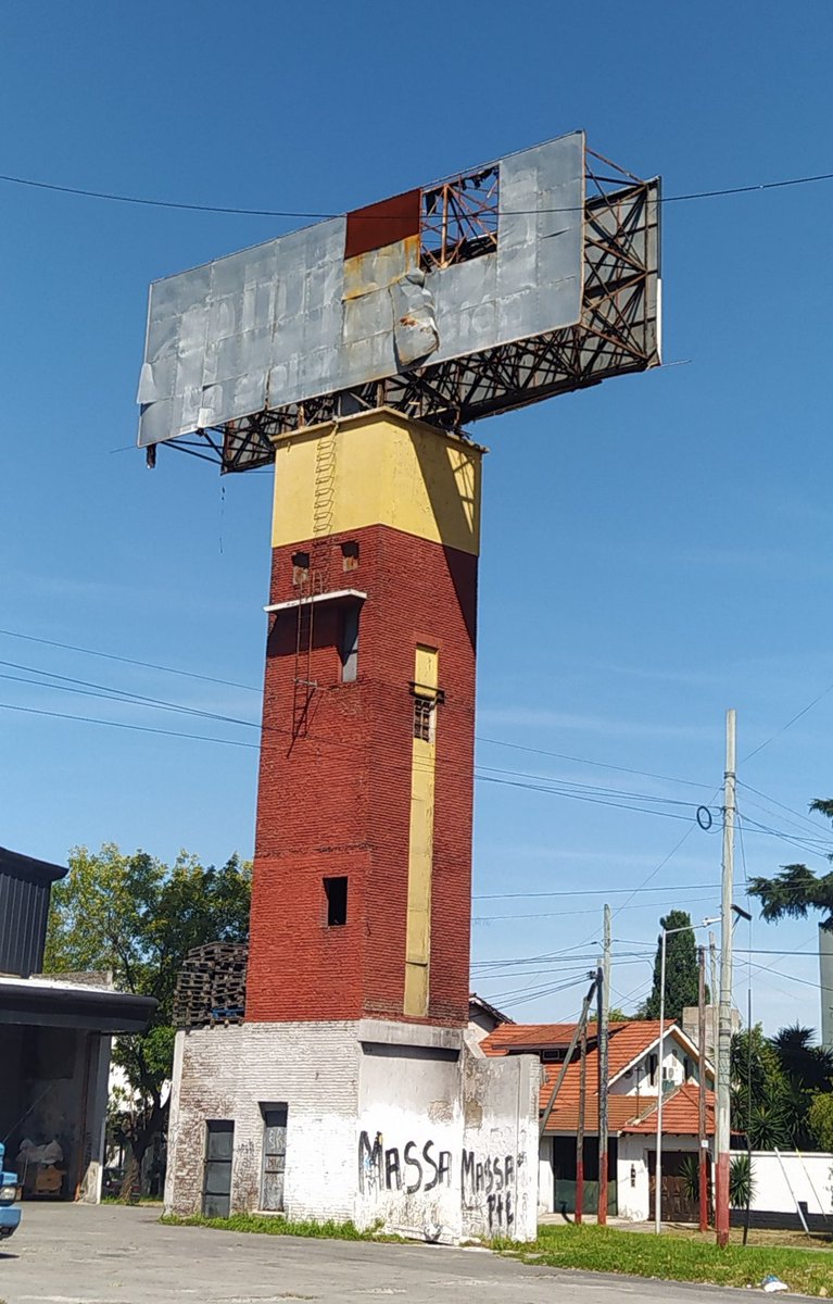 En el Diarco de San Martín y Remedios Escalada de Lanús hay un chapa a punto de caerse, peligro total! <a href="/lanusmunicipio/">Lanús Gobierno</a> tomen acciones para evitar una tragedia!