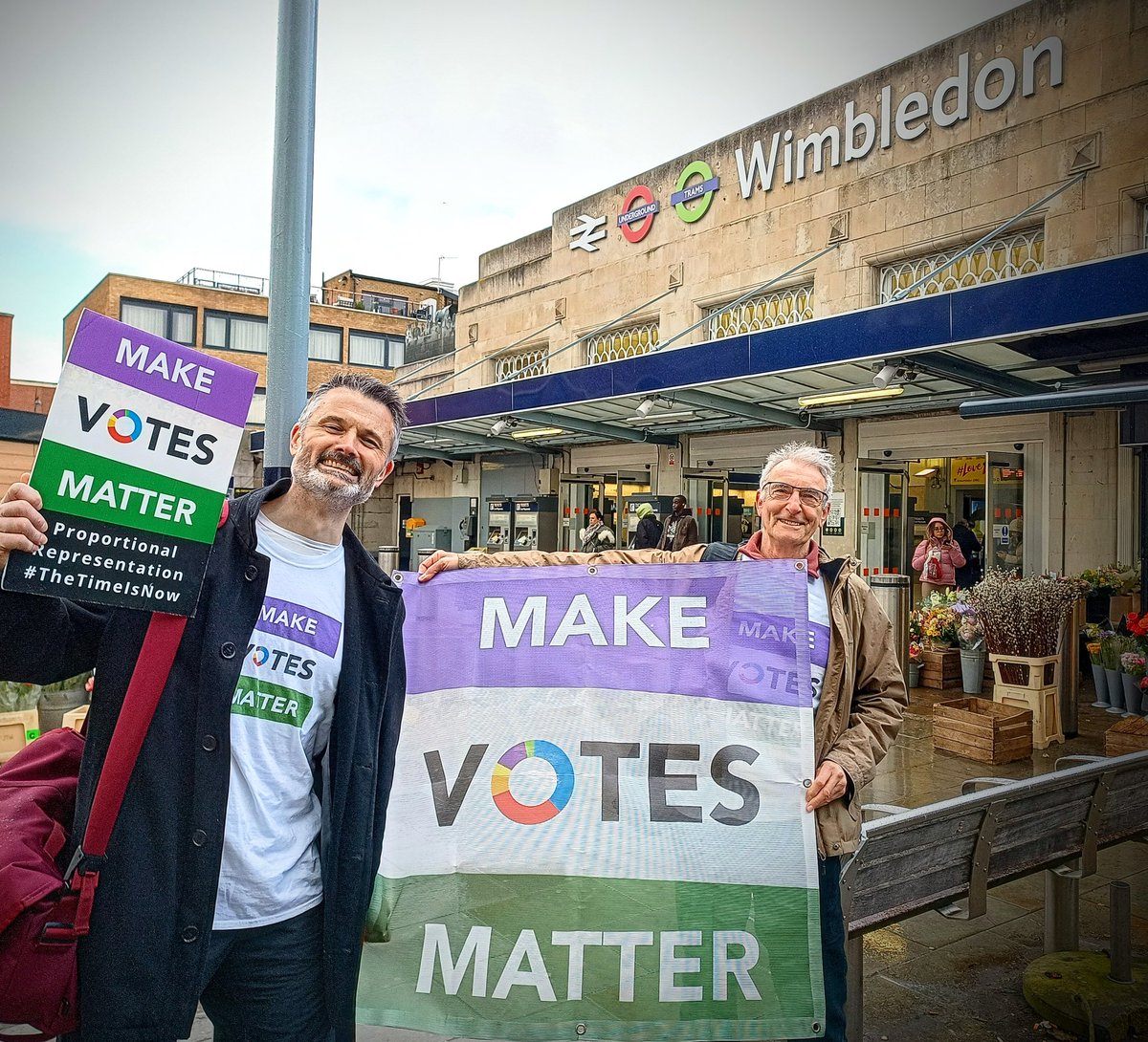 Great to meet with @TomBeard8 to talk #PRDelivers, making PR a #DoorstepDemand and all things @MakeVotesMatter today in Wimbledon.  

Amazing management taking place nationally.

HUGE thanks to all our volunteers!
🙏😊🙏😊🙏😊🙏😊🙏😊🙏

@SwlMvm @SusannaD2 @renebach