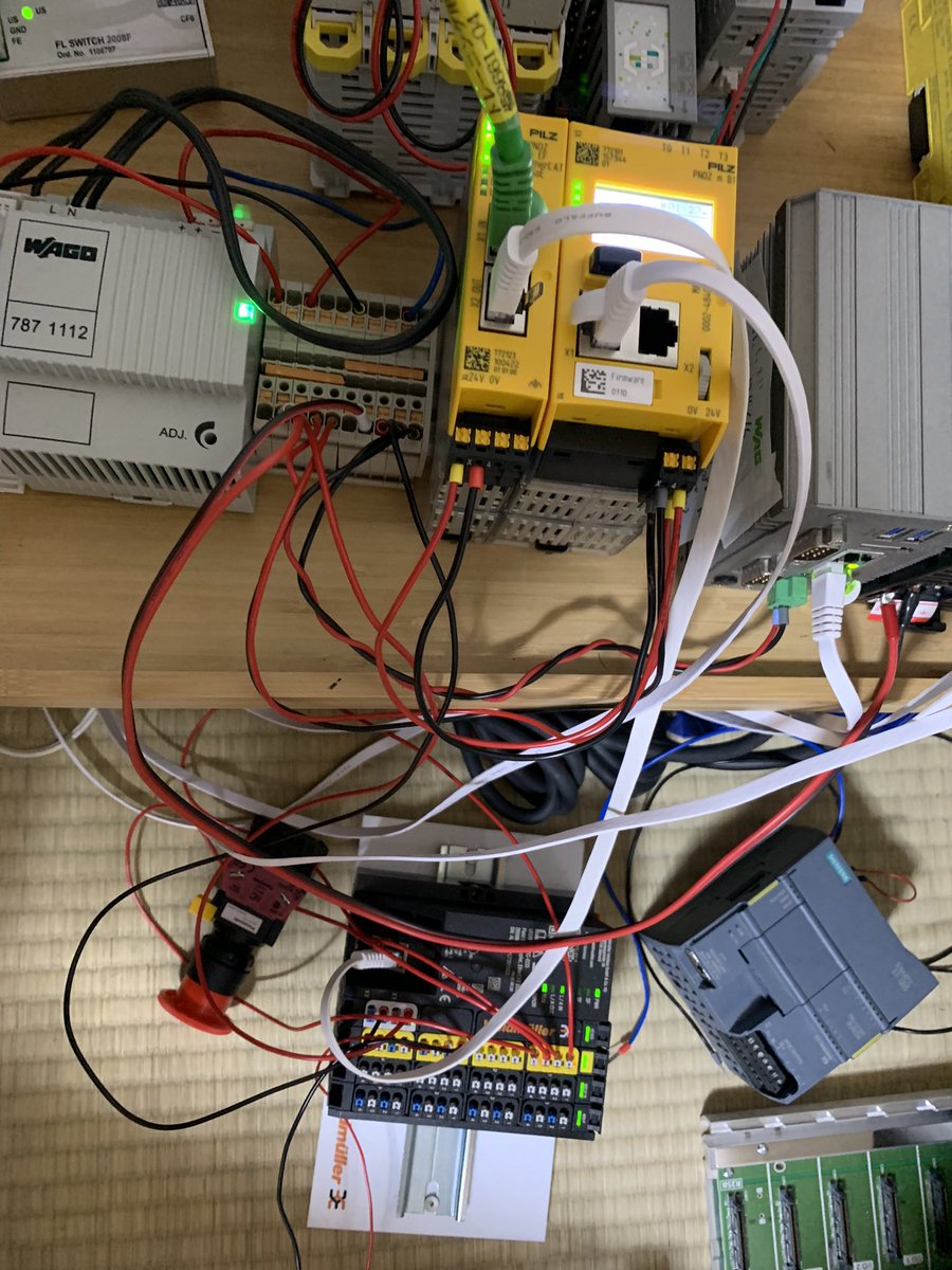 3threes2's tweet image. とりあえず #pilz #fsoe master #twincat3 #weidmueller fsoe slave が立ち上げた

#ethercat  
おやすみなさいー