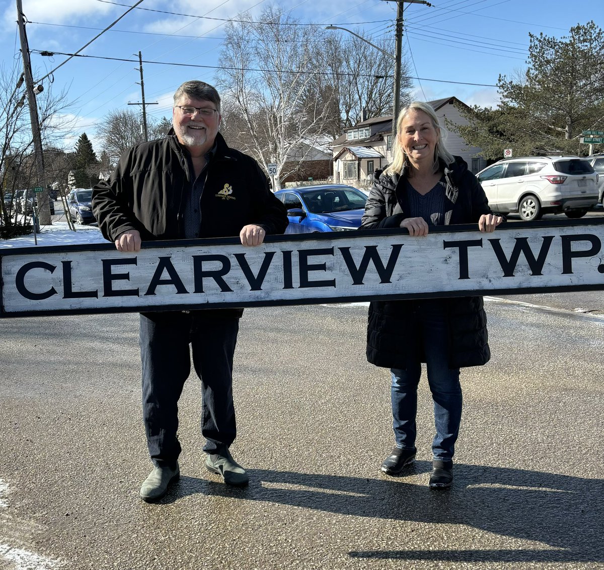 Was fantastic to meet up with Councillor Dineen today. A community sale @nottawahall today gave me the opportunity to buy this perfect sign for my garage. I love it! @Clearview_twp #LocalMatters