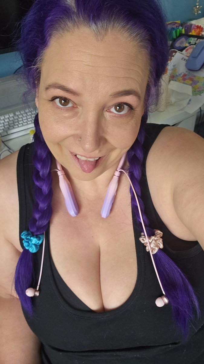 #SillySaturday with no filter. #BodyNeutrality is very hard some days. Very hard. 

I have to go DoorDash today so this is your reminder to tip your delivery drivers well. I'm trying to earn enough for my photography workshop and I'm only halfway there. Grrr. 

Wish me luck.