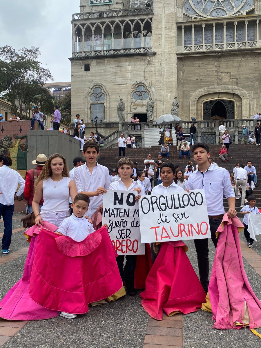 Desde el Congreso seguiremos luchando para defender las tradiciones y empleos. Lo de hoy en Manizales es una muestra clarísima de la importancia de los toros en la cultura de la comunidad.