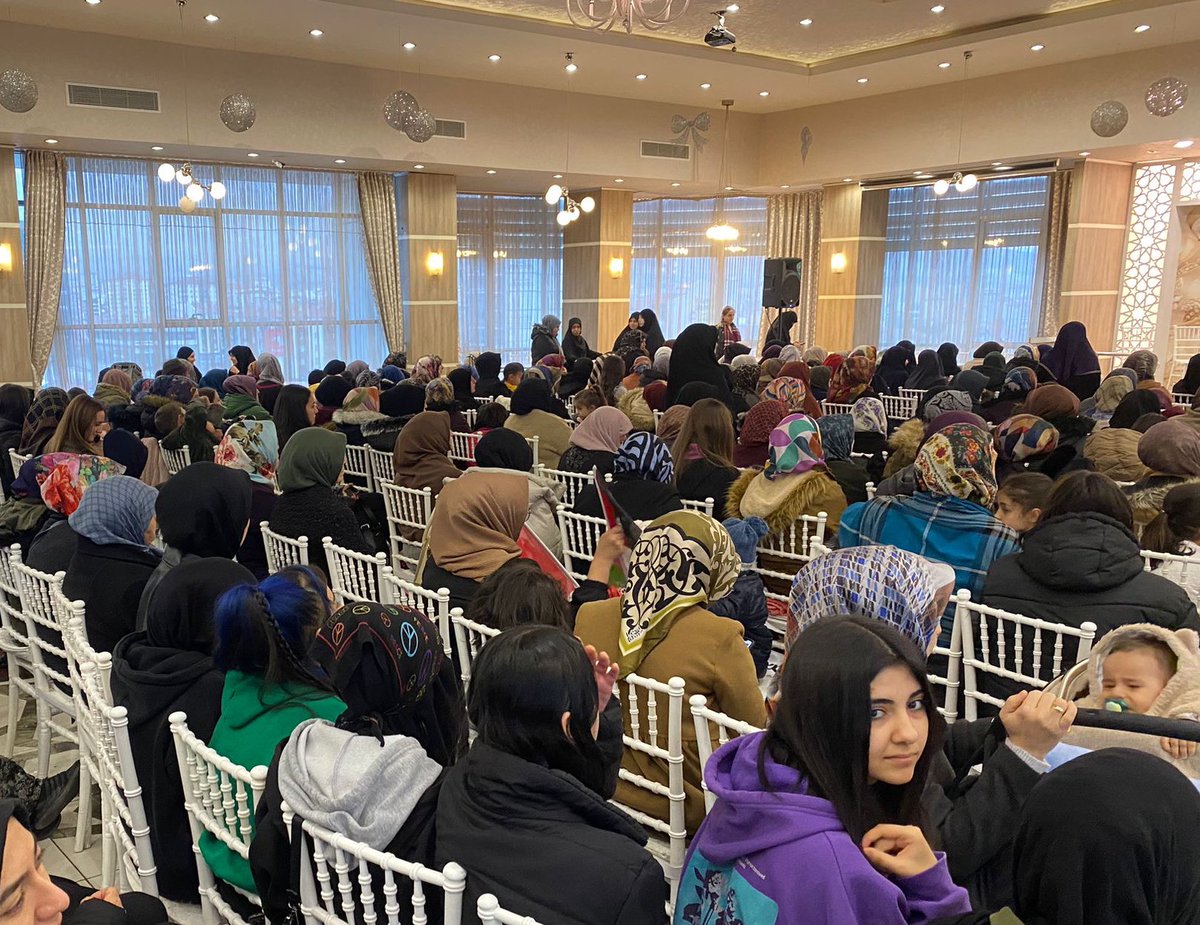 İftar öncesi hanım kardeşlerimizle Hasbihal ettik.. 

Yoğun katılım gösteren Niğdeli Hanım kardeşlerimizden Allah razı olsun. Rabbim şu hareketliliğimizi ümmetin uyanışına ve dirilişine vesile eylesin.