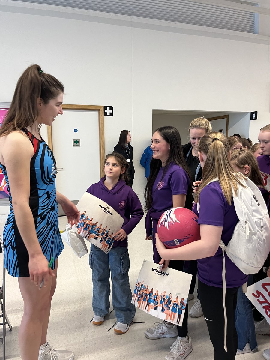 Our players had a great time meeting the players in the fan zone <a href="/SirensNetball/">Strathclyde Sirens</a> 🚨💜
