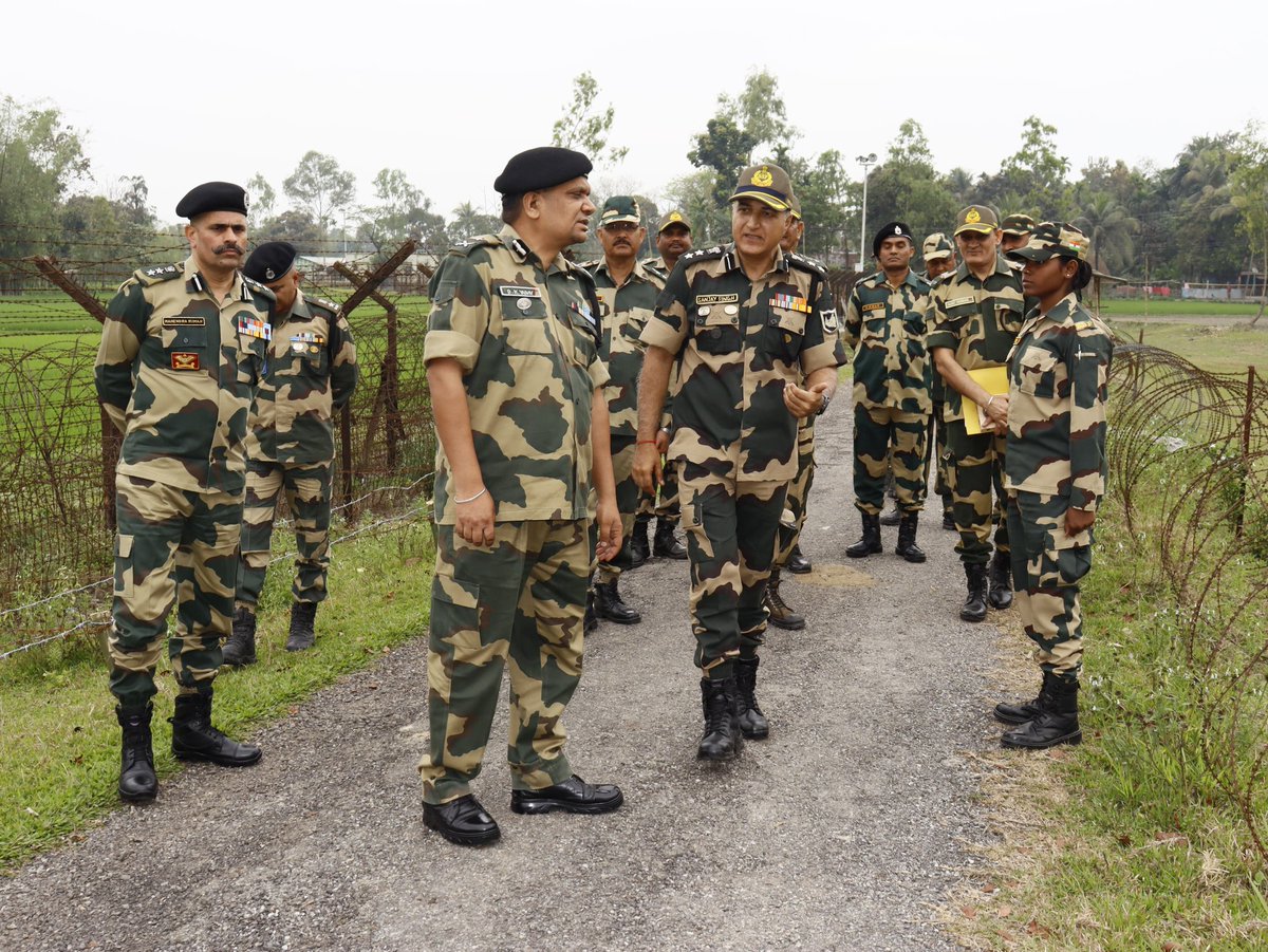 Sh Dinesh Kumar Yadav, IG #BSF Guwahati Ftr visited BOPs under Coochbehar Sector, interacted with troops and reviewed current security scenario and operational preparedness on Indo-BD international border #FirstLineOfDefence