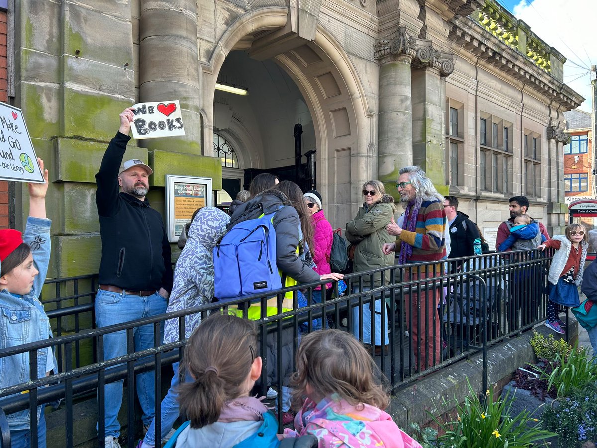 Beautiful scenes at Kings Heath Library today for a jam packed Read-In, protesting against planned community library closures. Thank you @FriendsOfKHLib for helping us fight for what is precious to us ❤️