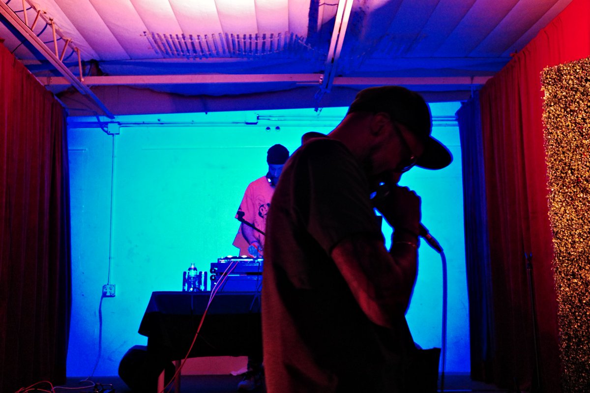 kidstatic's tweet photo. A girl called me a real artist at this show. I appreciated it but how many fake artists are out there? https://t.co/9jMFbfZfuD