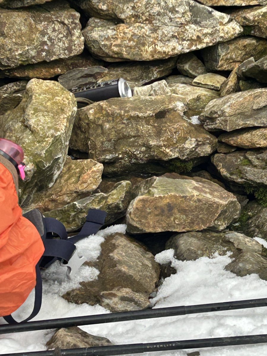 Summit shelter,  Carnedd Moel Siabod,  empty can of Guinness just left by the look of it- or on St Patrick’s day,
Cheers for leaving your rubbish #guinnessdrinker #takeyourshithome #moelsiabod #snowdonia #eryri