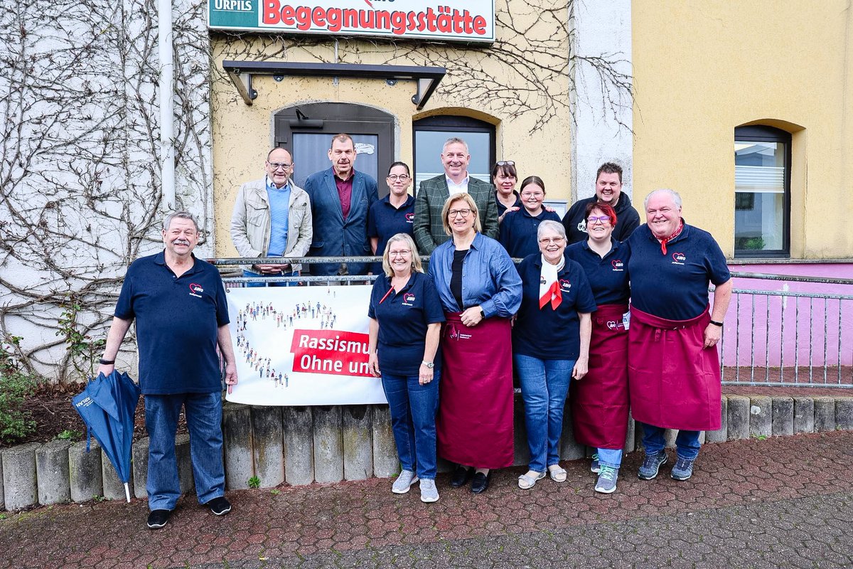 Seit 2022 beteiligt sich die AWO Heiligenwald an der Initiative „Das Saarland rückt zusammen“. Heute half MPin @AnkeRehlinger das warme Essen in die gute Stube zu bringen: „Ein starkes Beispiel für das solidarische Miteinander in unserer Region..“
