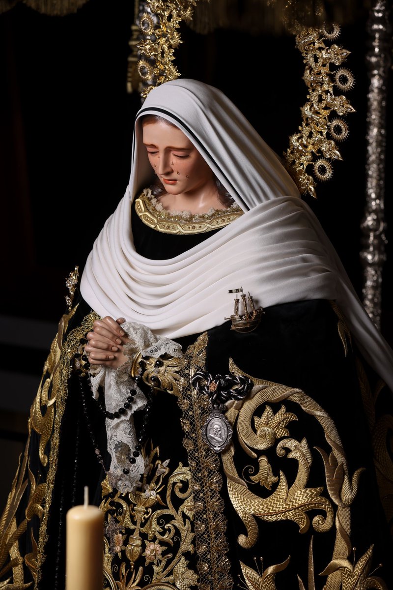 Nuestra Señora de la Soledad Coronada ya está entronizada para el #JuevesSanto. 

La Virgen se podrá visitar mañana, Domingo de Ramos, de 16 a 19 horas, en la casa hermandad. #CofradiasMLG