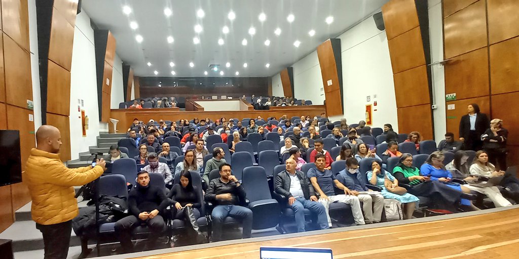 RobertoAnguloS's tweet image. En audiencia pública del Consejo Territorial de Planeación Distrital #CTPD. Respondiendo las preguntas del consejo sobre el  capítulo de @integracionbta en el Plan.

Lo más importante de un Plan de Desarrollo Distrital es la creación colectiva, discutirlo y conseguir acuerdos.