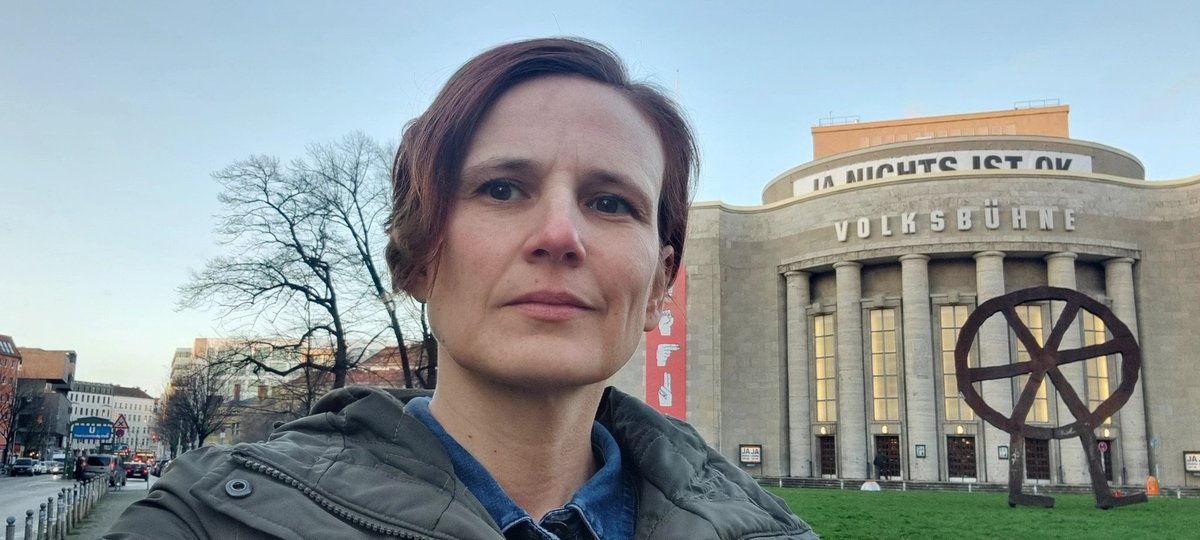 Vor mir liegt ein Abend in der @Volksbuehne, dem leider ein Abschied innewohnt. Als wir die Tickets für eine Freundin aussuchten, ahnten wir nicht, dass dies sein letztes Werk sein wird. Adieu #RenePollesch, ich vermiss schon jetzt die Stücke, die nun nicht mehr inszeniert werden