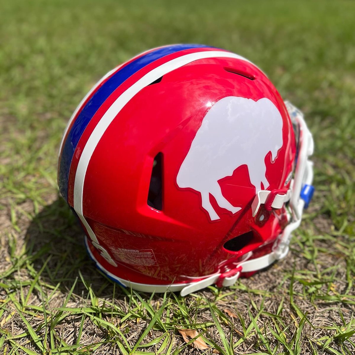 pbattle__'s tweet photo. Combined two of the Bills past helmet designs into one “throwback concept” look❗️#billsmafia #battlecustoms https://t.co/siPMHMRdvT