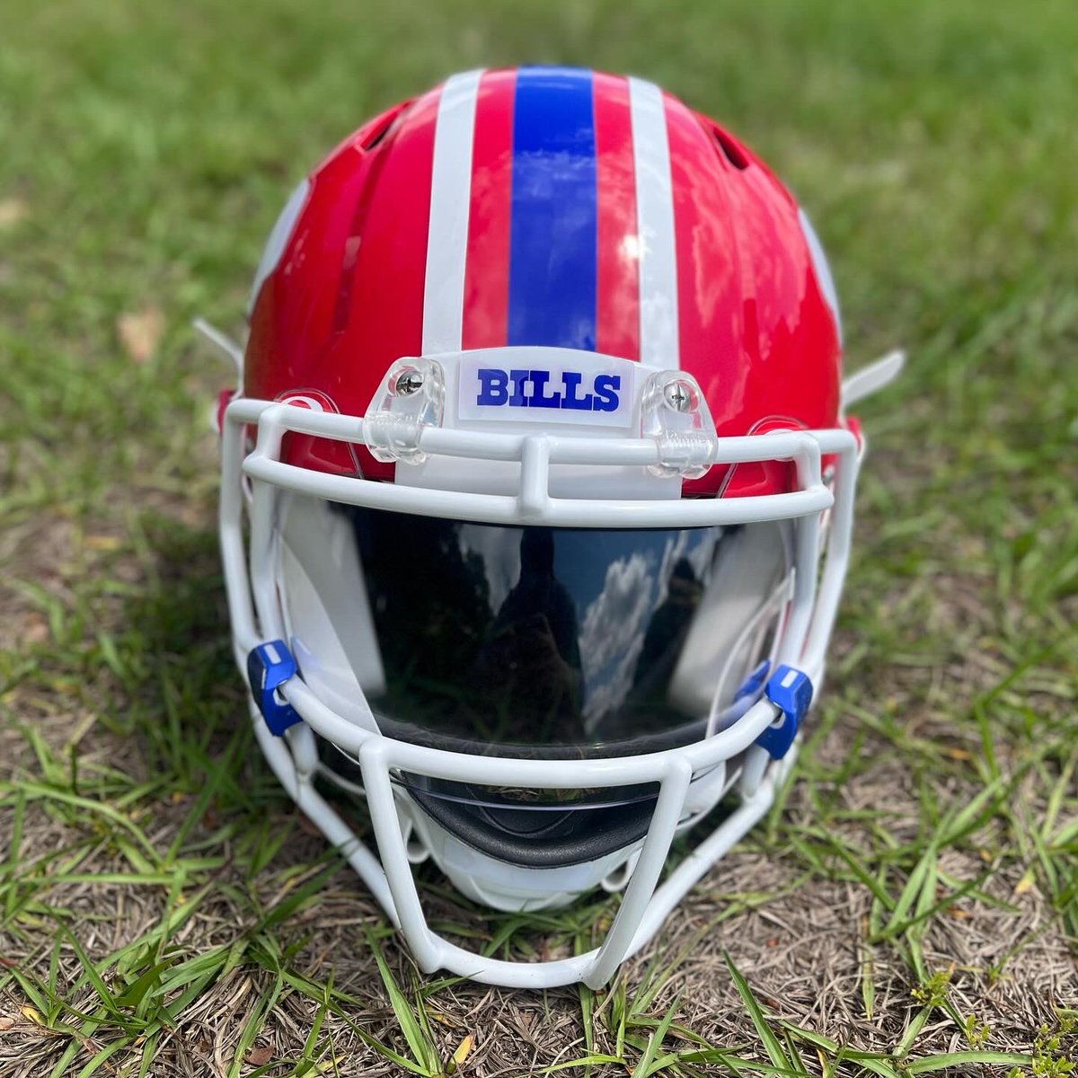 pbattle__'s tweet photo. Combined two of the Bills past helmet designs into one “throwback concept” look❗️#billsmafia #battlecustoms https://t.co/siPMHMRdvT