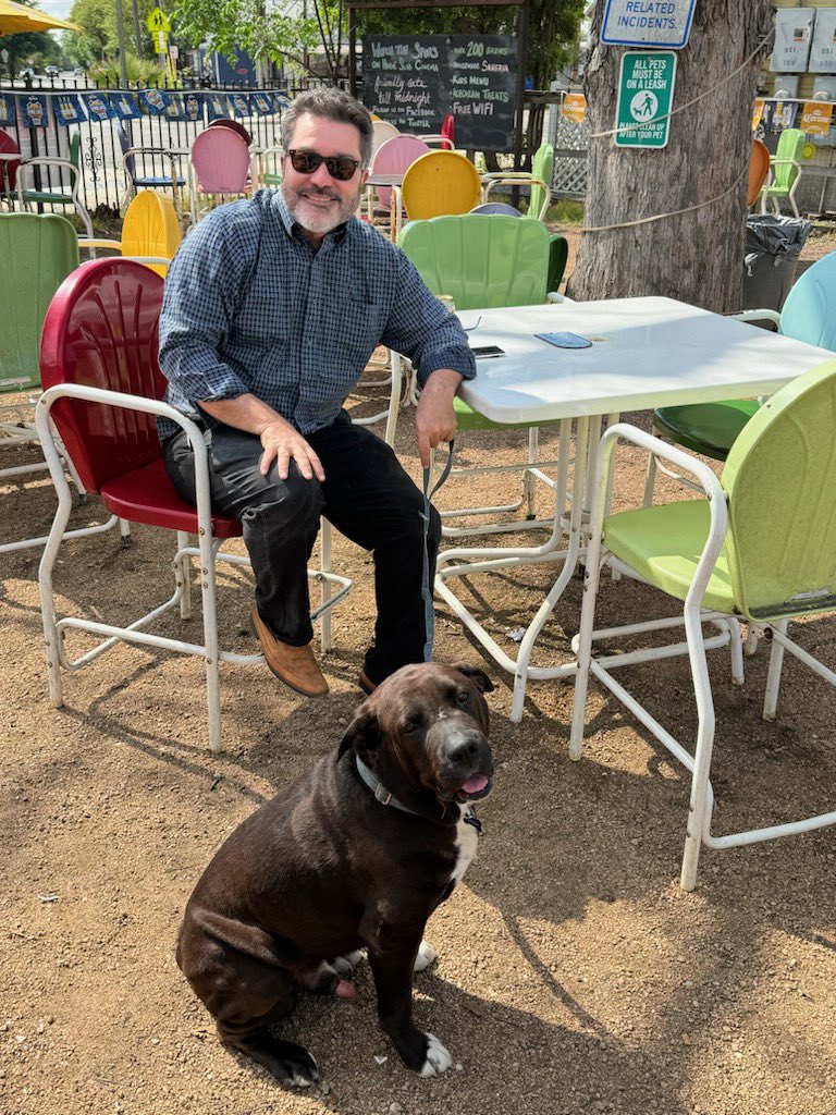 thefriendlyspot's tweet photo. Gate is open! #marchmadness with games all day, UT v. Tenn 7p huge LED #friendlytron with sound. Plus, @spurs @suns tipoff 7p back yard big screen &amp; @casbahradio 2-7p front yard sounds. All welcome, let’s be friends #ncaabasketball #cocktailsontap #liquor #local #southrownsatx https://t.co/PCFTzQLA2v