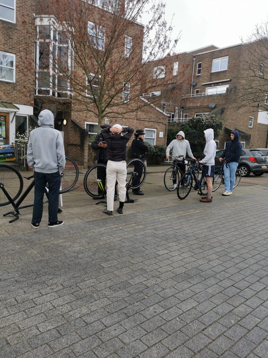 @MPSHomerton with officers from @MPSSpecials were at Gore Road E9 today providing free bike marking for our residents & visitors to the area as part of our on going work around crime prevention in the Victoria Park area.