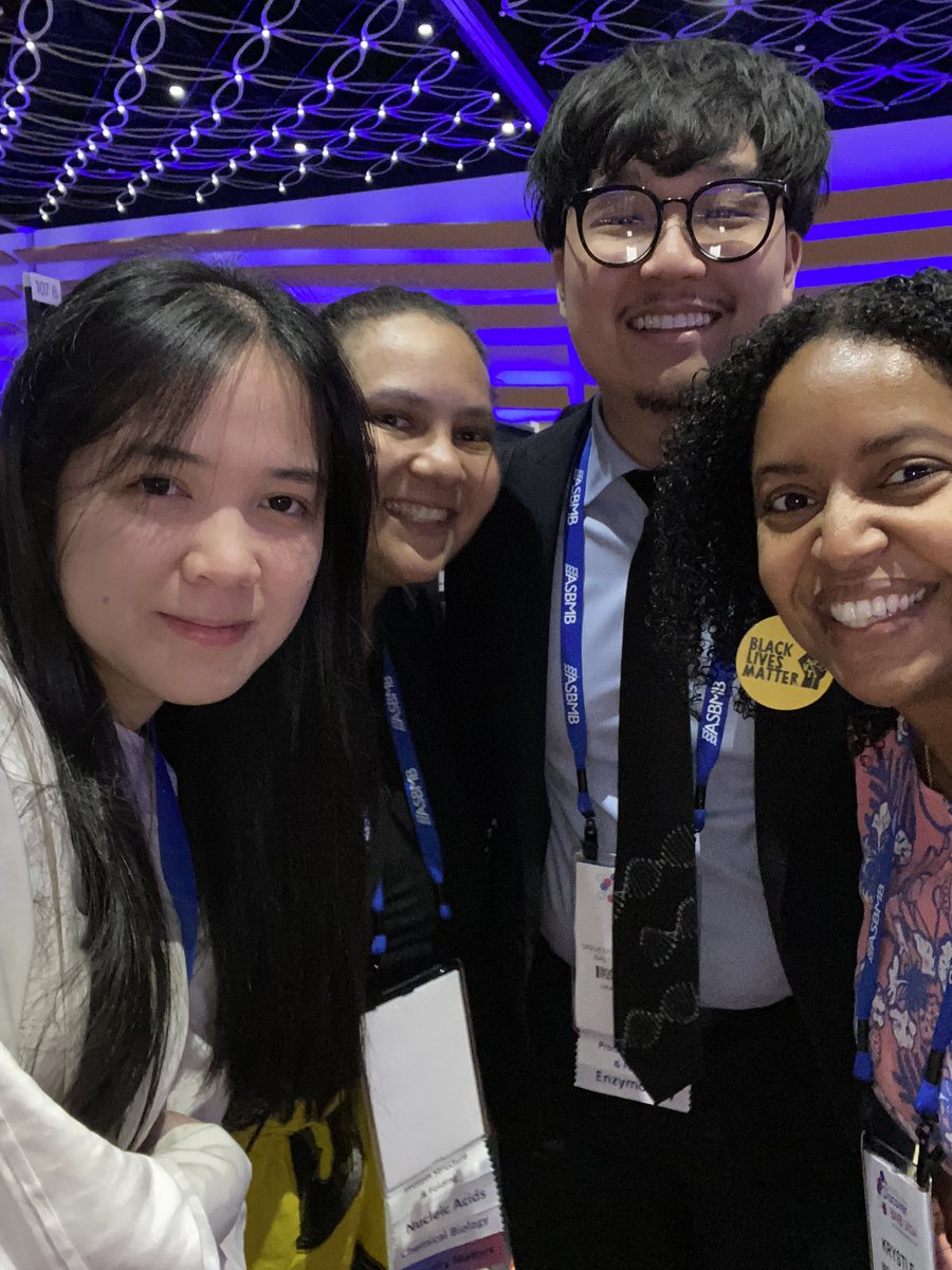 Ran into some <a href="/ACAxtal/">ACAxtal</a> connections at #DiscoverBMB from the @SmithLabUMBC! Had fun chatting with <a href="/enzymoleegy/">Mark Lee</a> &amp; <a href="/chemisti_/">Misti</a> !