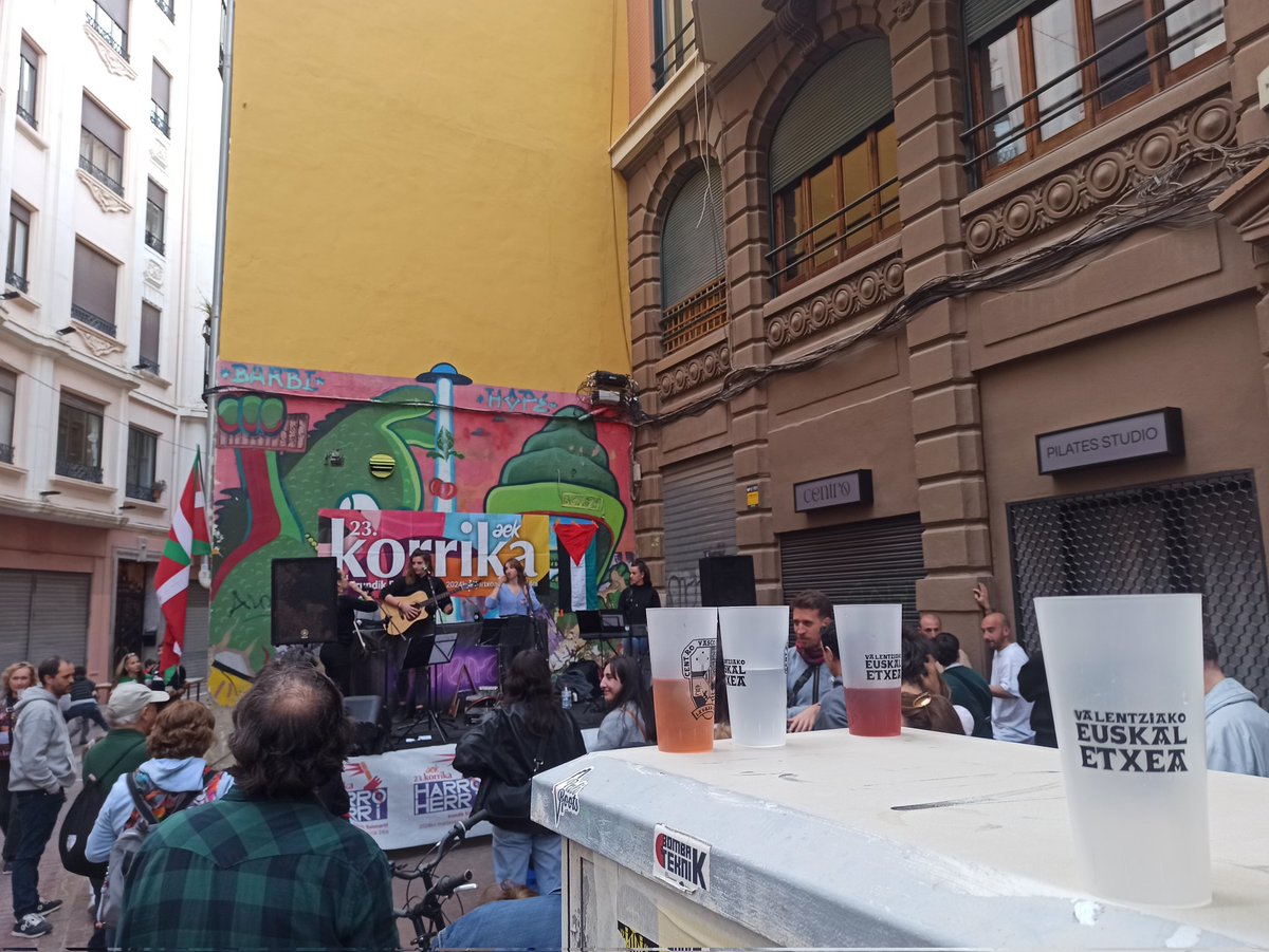 laccent's tweet photo. La #Korrika ha arribat a València de la mà de @Laurakbat1 @korrika_aek. Centenars de persones han participat de la jornada de defensa de l'èuscar #PPCCambEH https://t.co/aDmnDhoCpS
