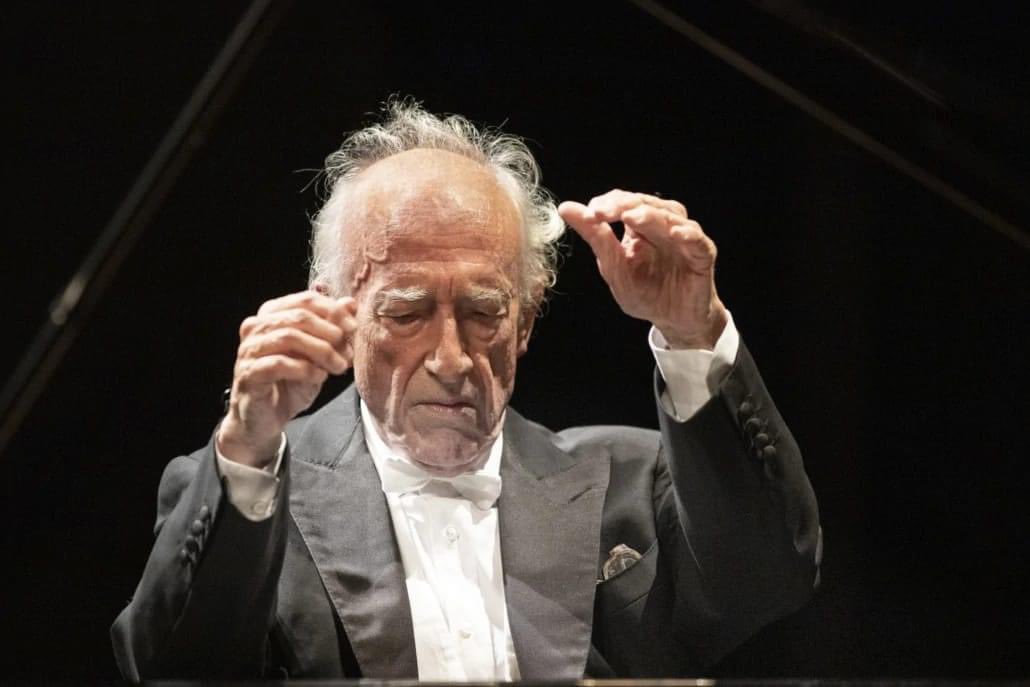 E lui era un gigante che ha saputo regalarci bellezza inarrivabile, emozioni che arrivano al cuore, grandissima musica e il senso più alto della responsabilità civile e sociale dell’artista. Maurizio #Pollini