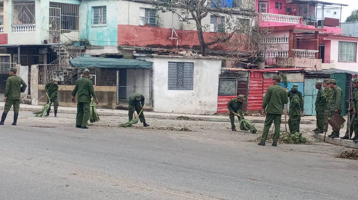 #🦀 Es de jóvenes triunfar, combatientes del Ejército Occidental entregados al saneamiento y limpieza  de las calles del Pueblo..!🇨🇺
#Cuba #DeZurdaTeam
#PuebloUniformado
#GenteQueSuma