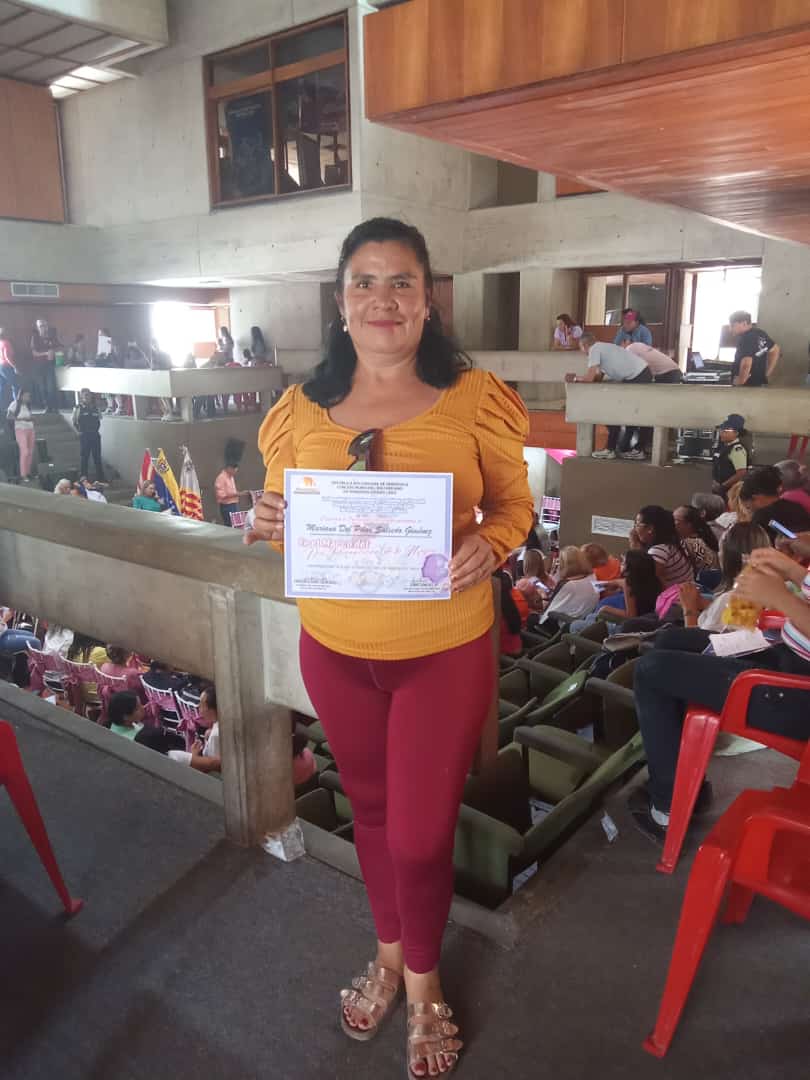 Mujeres de la pquia Juáres, fueron reconocidas en sesión especial para conmemorar el 'Día de la Mujer', en sede del palacio municipal de Iribarren, con la presencia del jefe político @luisjonaspsuv y la diputada @blancaromerova, entre otras personalidades nacionales y regionales