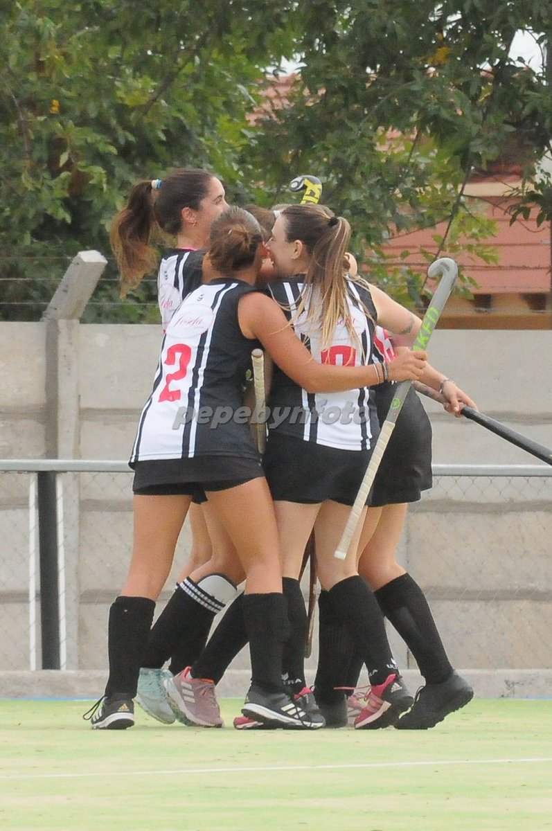 CenBlancoYNegro's tweet photo. #HockeyDamas 🏑 Nuestro equipo de Segunda B empató 1-1 ante #ElProgreso, por la segunda fecha del 🏆 torneo Anual del Sudoeste.

Ivonne Paissaud marcó el gol de las albinegras en el Parque Alberdi.

#DaleNegro ⚪🖤⚪
#VamosLasChicas

📸 Muchas gracias Pepe García https://t.co/VFvO3lCS4w