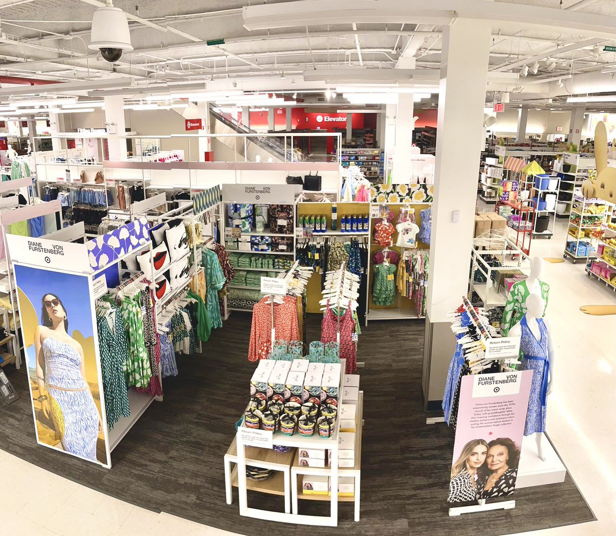 Diana von  Furstenberg for Target ✨
#Target #DianavonFurstenberg #T3356 #visualmerchandiser