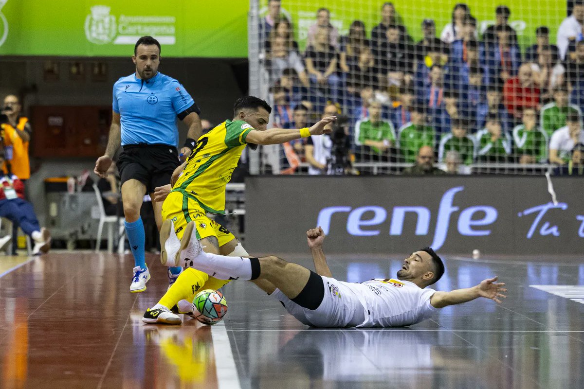 Nos han quitado (por no decir otra palabra) la ilusión de la copa... gracias marea amarilla por alentarnos siempre...
Seguiremos, nos queda la copa del rey y la liga, vamos que esto sigue... a levantar la cabeza, gracias equipo 🔰❤️⚔️