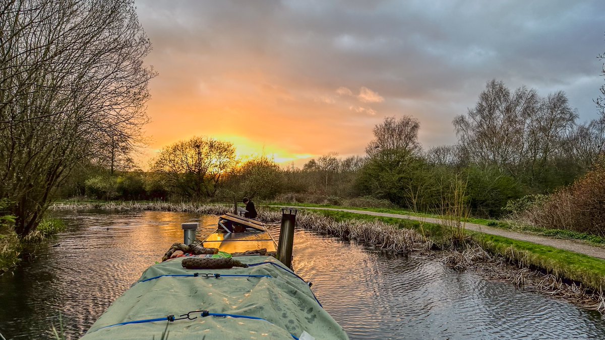 Tonights #sunset as #NbWillTry cruises the #WednesburyOakLoopCanal #BoatsThatTweet #LifesBetterByWater #KeepCanalsAlive #WestMidlands #LandscapePhotography #NarrowboatPhotography #CanalPhotography #BCN #BirminghamCanals waterways.photography @CanalRiverTrust @CRTWestMidlands