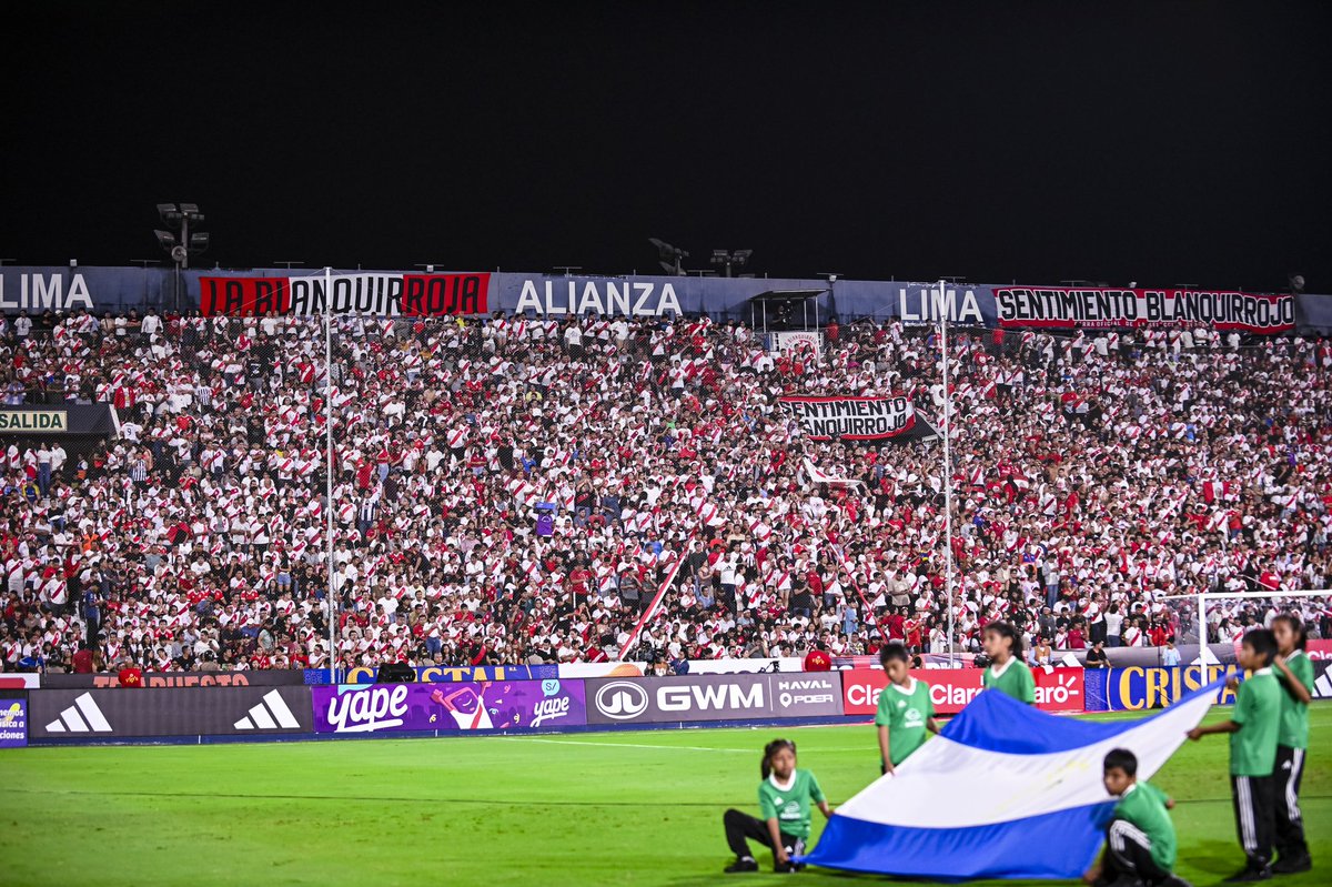 La Blanquirroja #LaHinchadaDelPerú tweet media