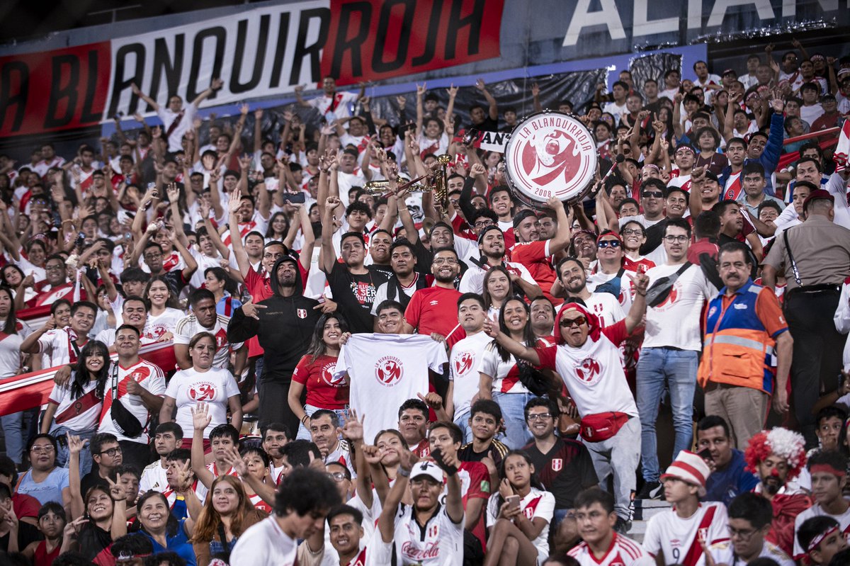 La Blanquirroja #LaHinchadaDelPerú tweet media